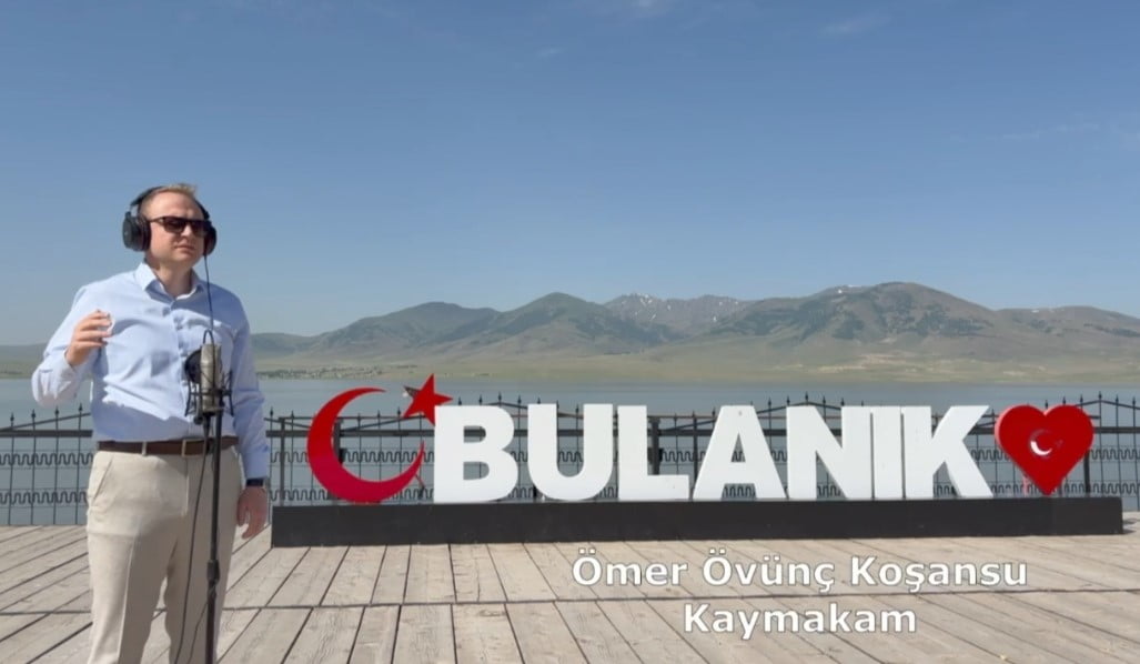 "BULANIK'IN SESİ" ADIYLA HAZIRLANAN MÜZİK KLİBİNDE KAYMAKAM ÖMER ÖVÜNÇ KOŞANSU DA YER ALDI
