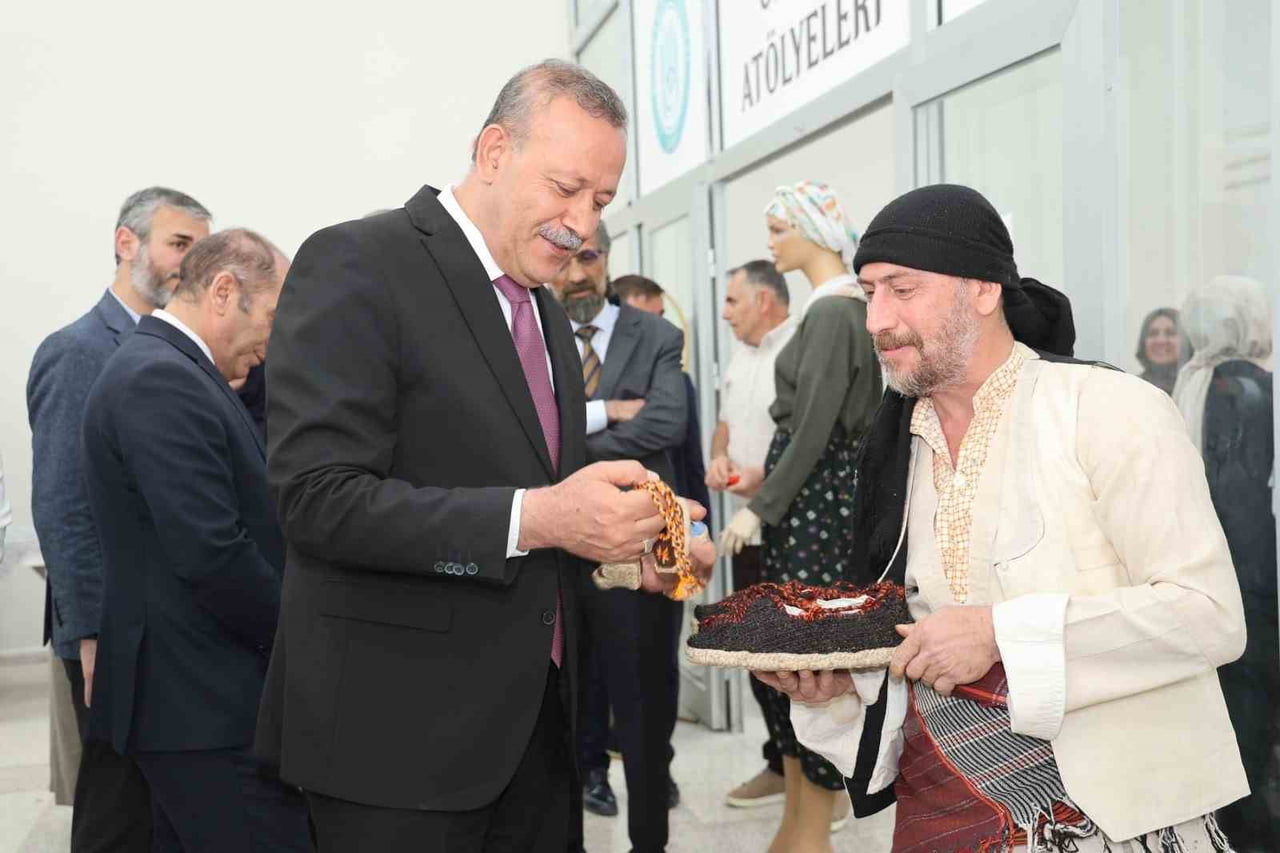 "EL SANATLARI, GİYİM ÜRETİM VE HARİK SERGİSİ", GERÇEKLEŞTİRİLEN TÖRENLE ZİYARETÇİLERE...