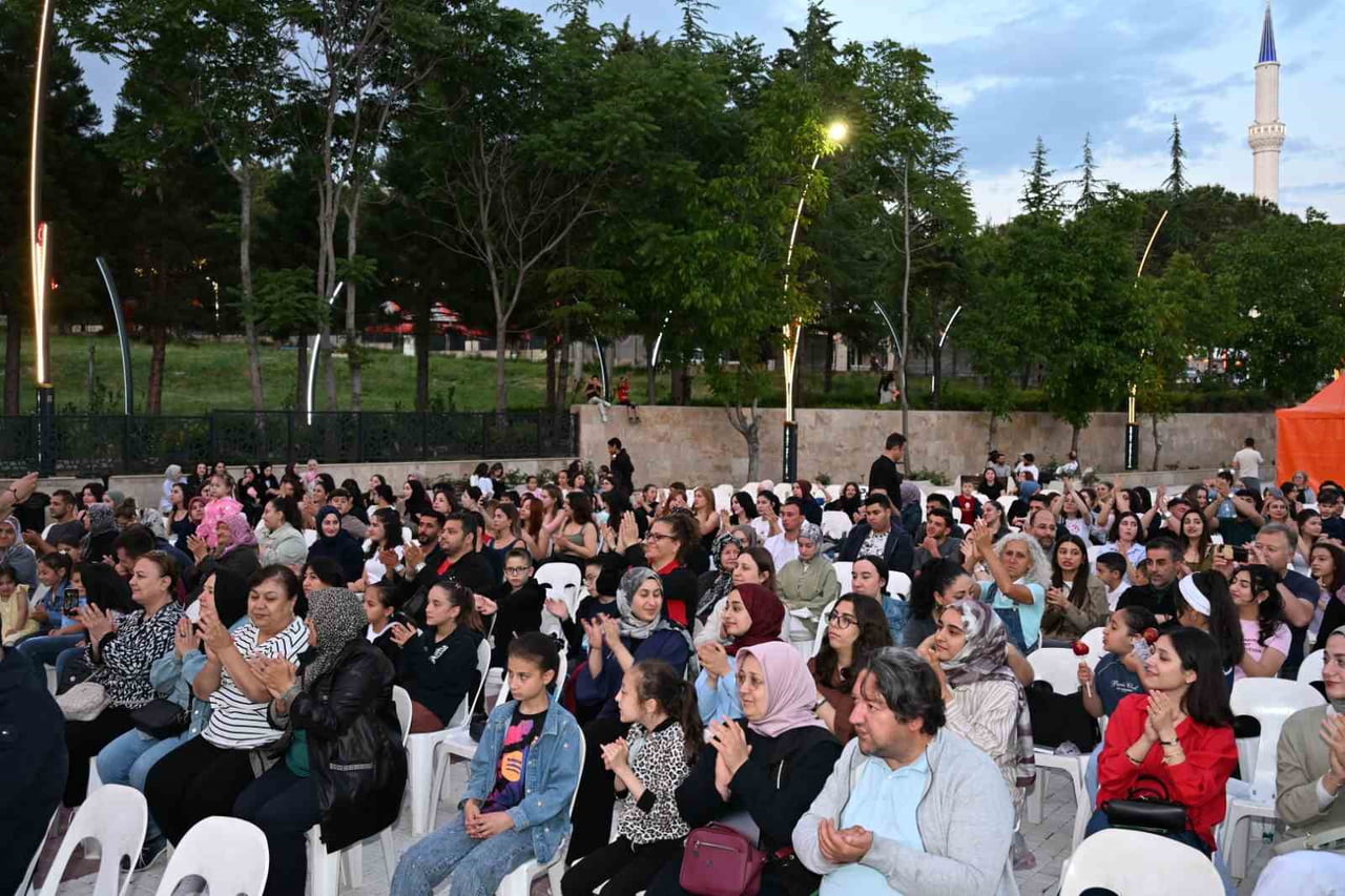 "GEZEN SİNEMA TIRI" PROJESİNİN SON DURAĞI MANİSA'NIN DEMİRCİ İLÇESİ OLDU.