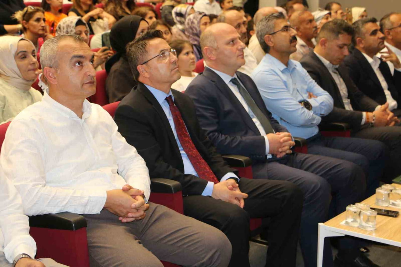 "OKU KİTABINI AL ARMAĞANINI" VE "SÜRDÜRÜLEBİLİR ÇEVRE DOSTU OKUL ETİKETİ" PROJELERİ KAPSAMINDA...