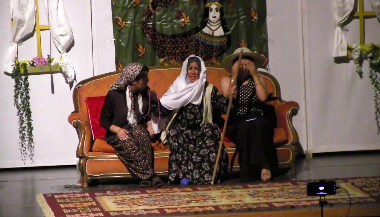 "PERSONA SANAT TOPLULUĞU", SAHNELEDİKLERİ TİYATRO OYUNUNDA BİLET ÜCRETİ YERİNE KİTAP ALDI