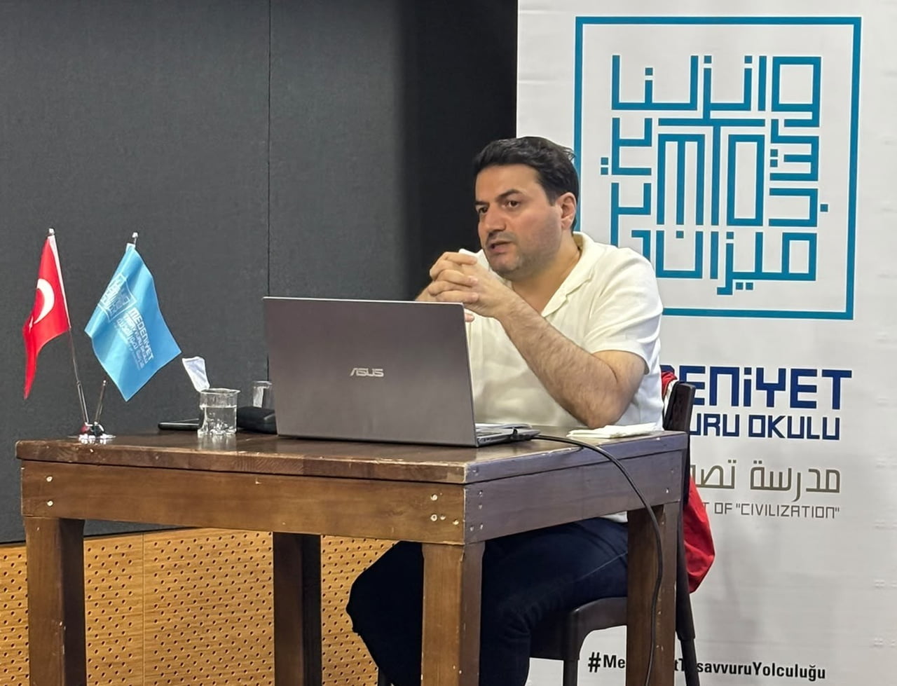 "ŞİİR NESNESİ" DERSLERİNİN ÜÇÜNCÜSÜ GEÇTİĞİMİZ ERZURUM’DA GERÇEKLEŞTİ. DR. OSMAN NURİ...
