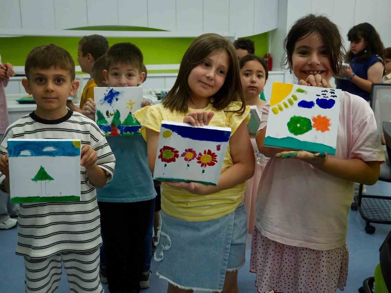 "YEŞİL GELECEK" TEMALI TUVAL ATÖLYESİNDE ÖĞRENCİLERE SANAT ETKİNLİĞİ ARACILIĞI İLE ÇEVRE BİLİNCİ...