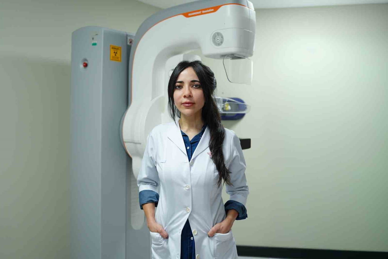 RADYOLOJİ UZMANI DOÇ. DR. BERRİN EROK, ÖZELLİKLE MAMOGRAFİDE SAPTANAN KİREÇLENMELERİN TANISINDA...