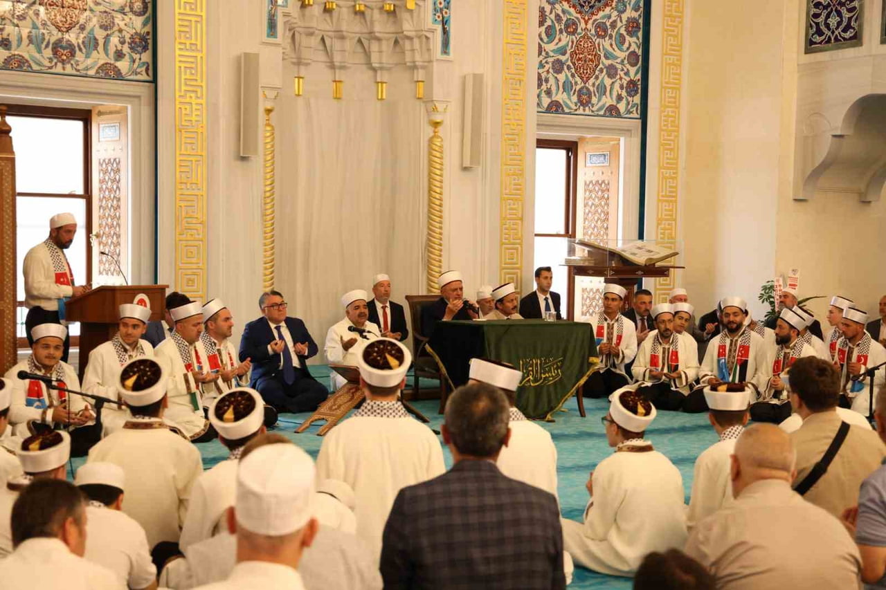 REKTÖR ÖZÖLÇER, HAFIZLIK İCAZET MERASİMİ’NDE GENÇ HAFIZLARIN SEVİNCİNE ORTAK OLDU
