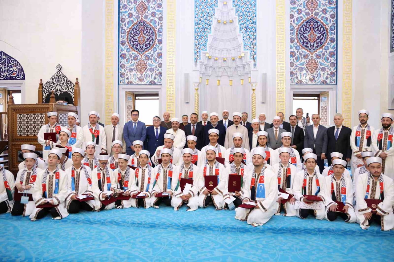 REKTÖR ÖZÖLÇER, HAFIZLIK İCAZET MERASİMİ’NDE GENÇ HAFIZLARIN SEVİNCİNE ORTAK OLDU