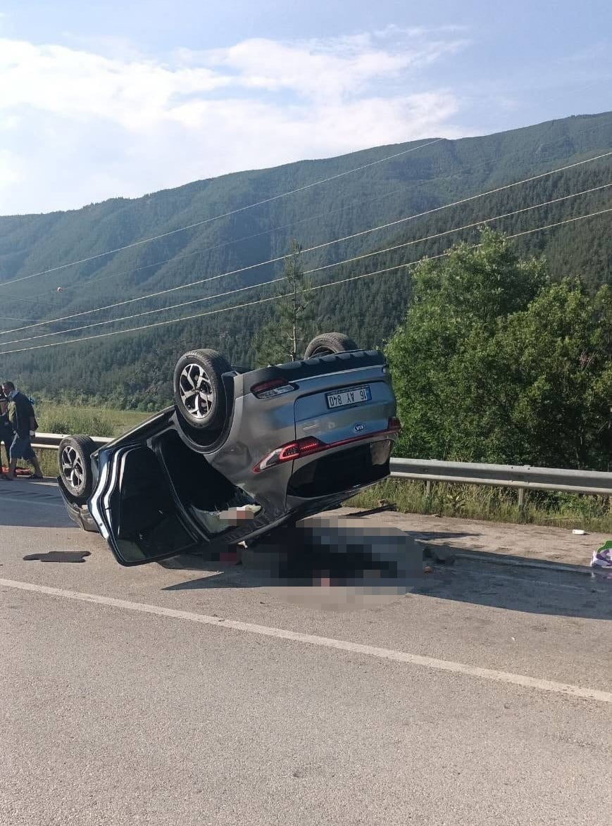 REŞADİYE İLÇESİNDE KONTROLDEN ÇIKARAK TAKLA ATAN OTOMOBİLDE 1 KİŞİ HAYATINI KAYBETTİ, 5 KİŞİ...