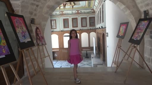 Resim yapmaya 2 yaşında başlayan Asya, 6 yılda 62 madalya kazanarak kişisel resim sergisini...