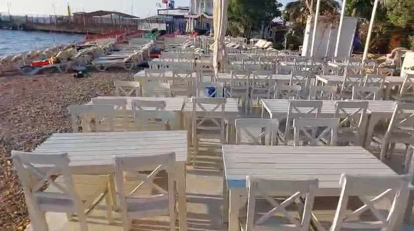 RESMİ MAKAMLARIN UYARILARINA RAĞMEN İŞLETMECİLERİN SAHİL ŞERİDİNE YENİDEN MASA VE SANDALYE YIĞDIĞI...