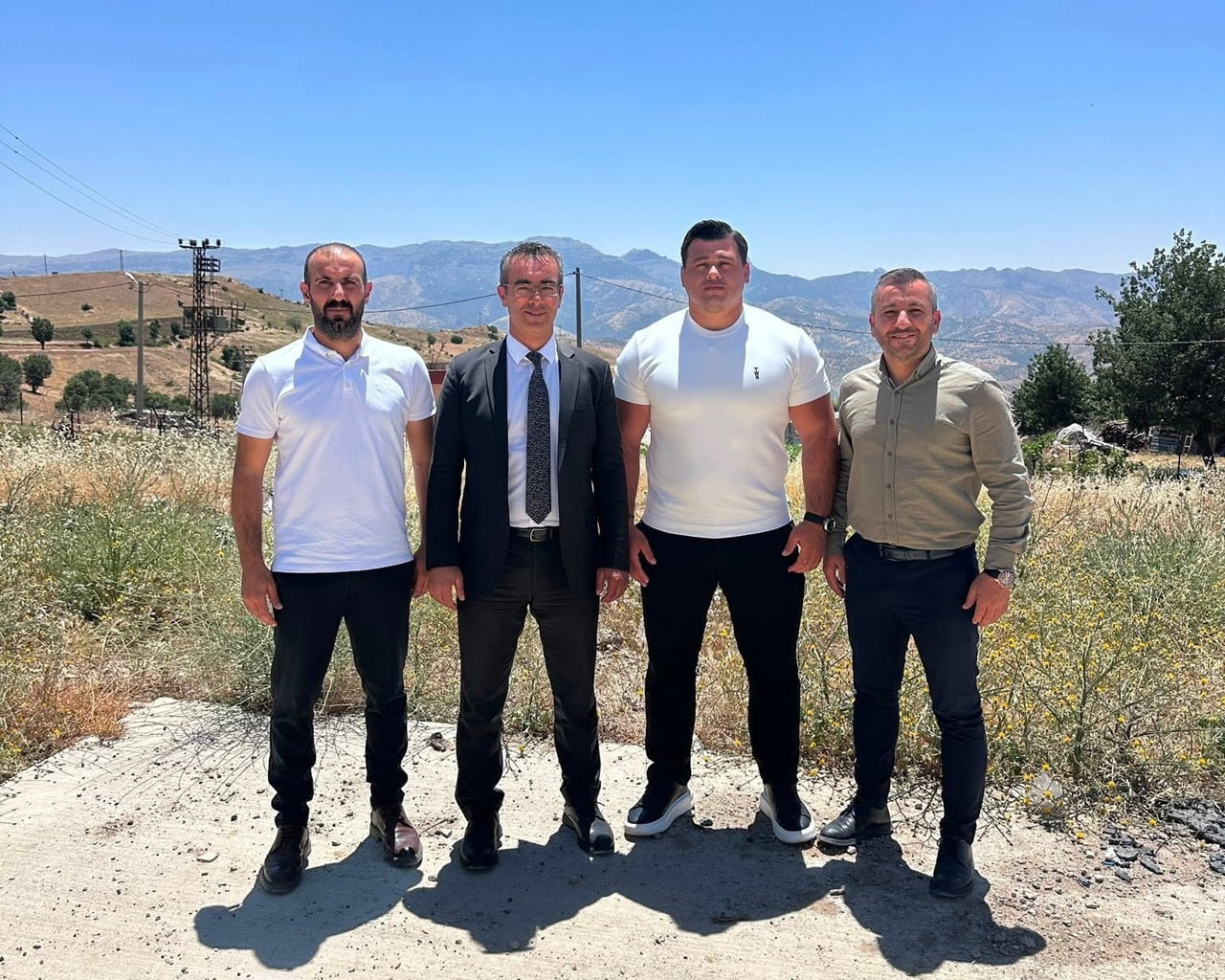 RIZA KAYAALP'İ HAVALİMANINDA GENÇLİK VE SPOR İL MÜDÜRÜ FEDAİ DİN, SPOR HİZMETLERİ MÜDÜRÜ NİHAT...