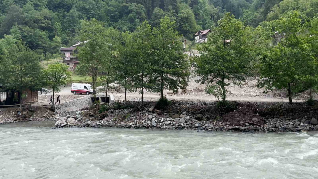 RİZE'DE ARANAN KAYIP ŞAHIS ÖLÜ BULUNDU, ARAMA ÇALIŞMASINA KATILAN EKİBİN BOTU DEVRİLDİ, 5 PERSONEL...