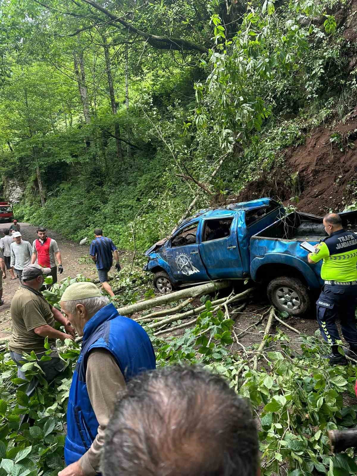 RİZE'DE UÇURUMA YUVARLANAN KAMYONETTEKİ KARI KOCA HAYATINI KAYBETTİ.