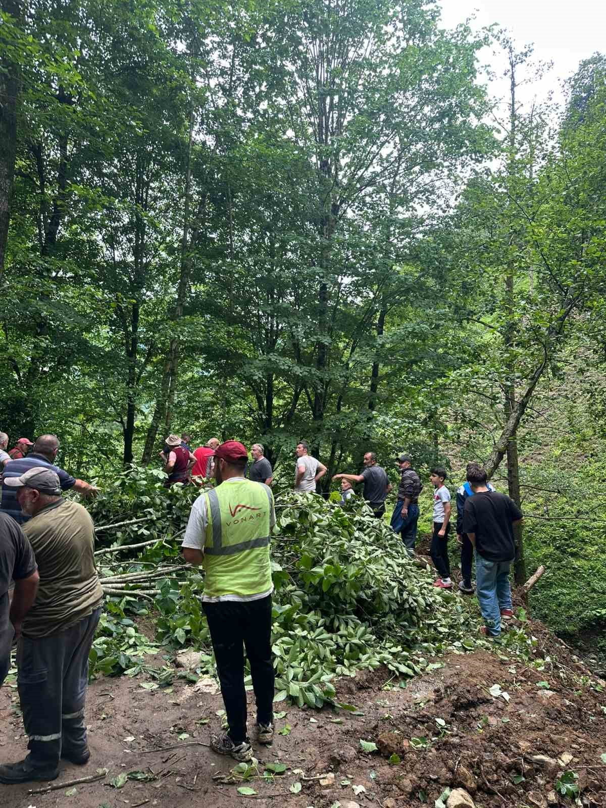 RİZE'DE UÇURUMA YUVARLANAN KAMYONETTEKİ KARI KOCA HAYATINI KAYBETTİ.