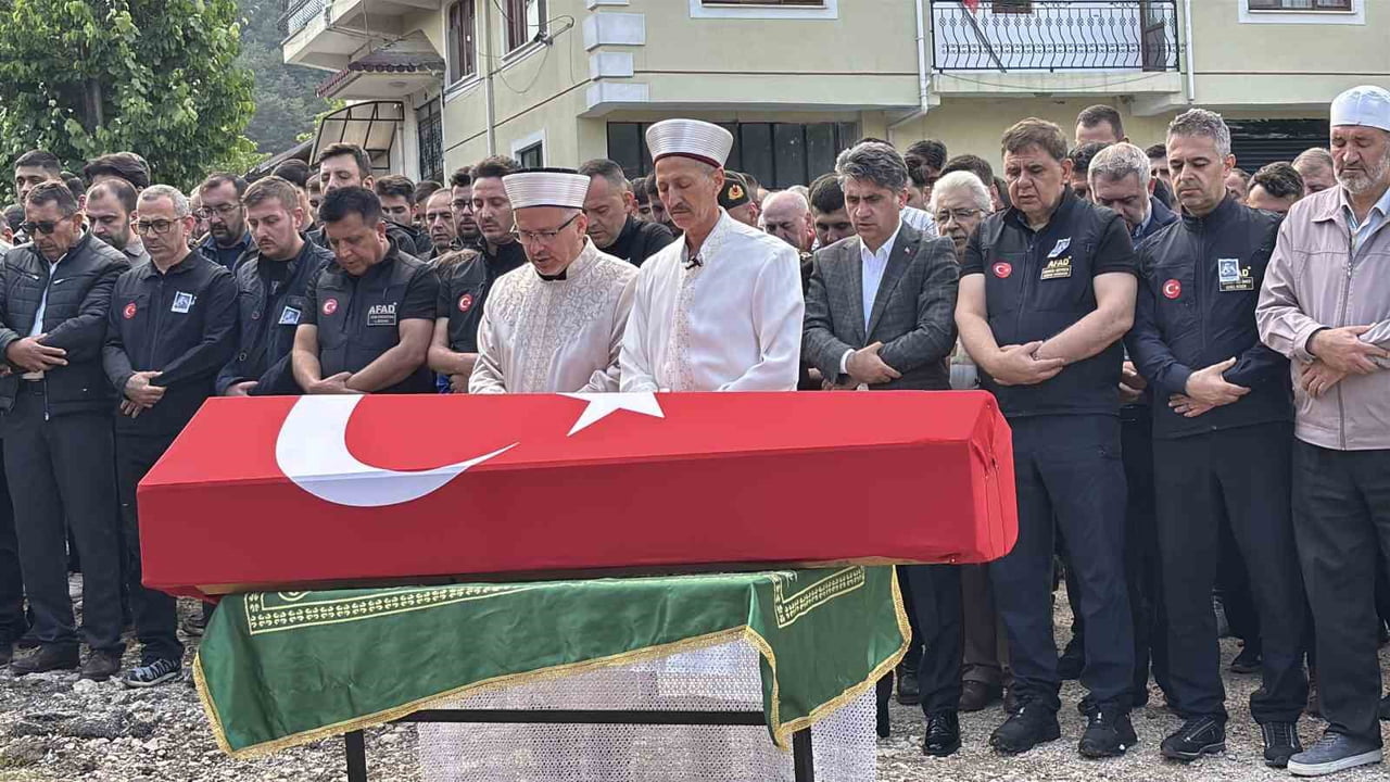 RİZE'NİN ÇAMLIHEMŞİN İLÇESİNDE ARAMA KURTARMA FAALİYETİ SIRASINDA BOTUN DEVRİLMESİ SONUCU AKINTIYA...