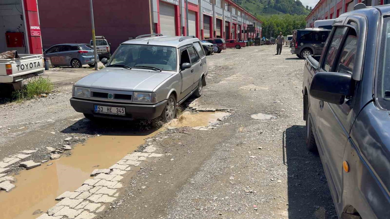 RİZE'NİN PAZAR İLÇESİNDEKİ OTO SANAYİ ESNAFI, PAZAR BELEDİYESİ TARAFINDAN YÜRÜTÜLEN SU HATTI...