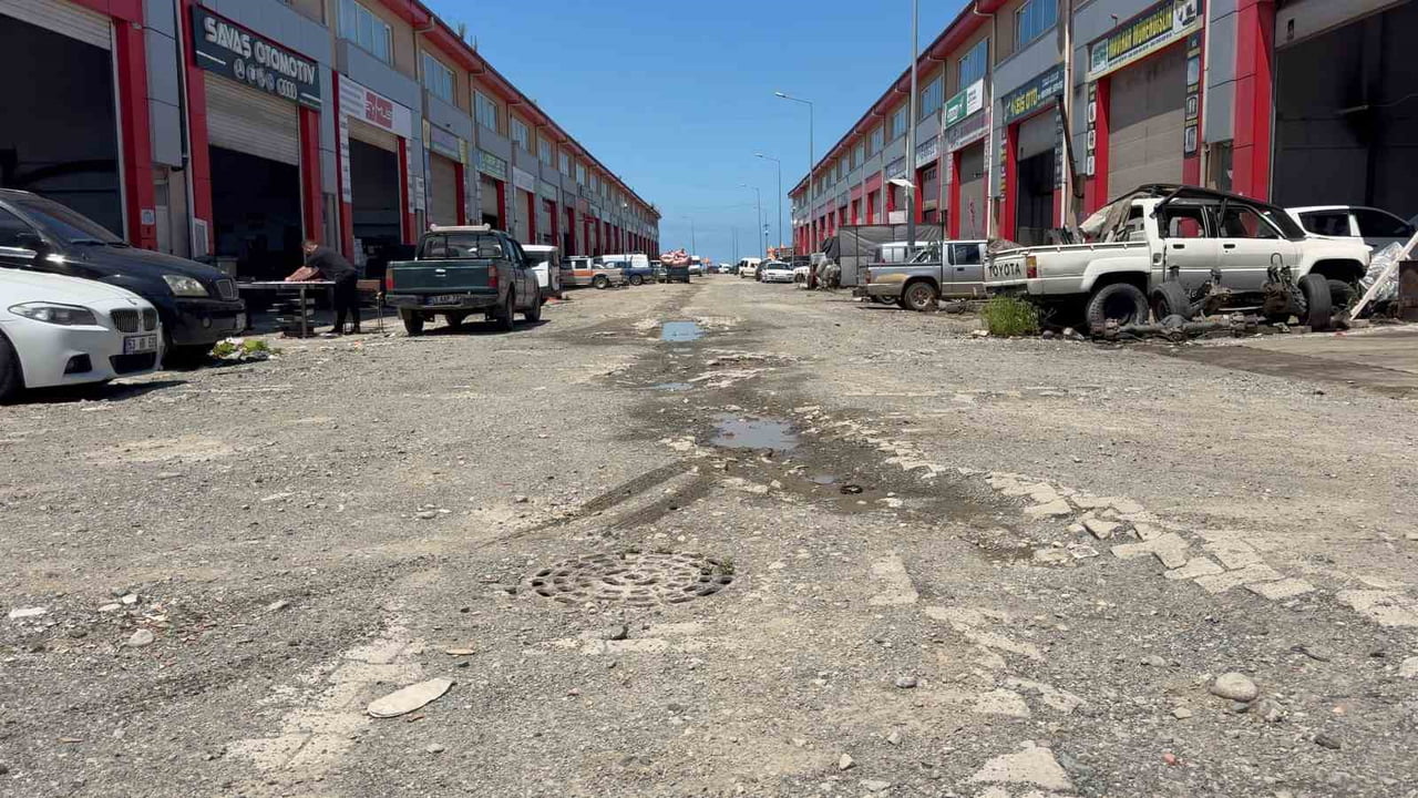 RİZE'NİN PAZAR İLÇESİNDEKİ OTO SANAYİ ESNAFI, PAZAR BELEDİYESİ TARAFINDAN YÜRÜTÜLEN SU HATTI...