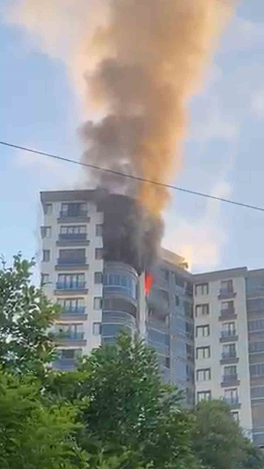 RİZE’DE BİR BİNANIN 7. KATINDAKİ ÇIKAN YANGINDA EV TAMAMEN KULLANILMAZ HALE GELDİ.