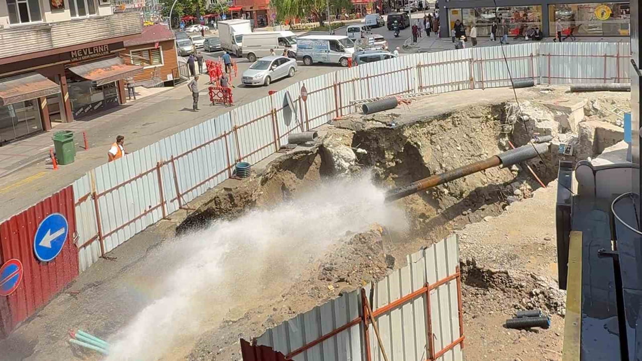 RİZE’DE DAHA ÖNCE YAVAŞ İŞLEYİŞ NEDENİYLE BİR TÜRLÜ TAMAMLANAMAYARAK ÇEVREYİ MAĞDUR ETMESİYLE...