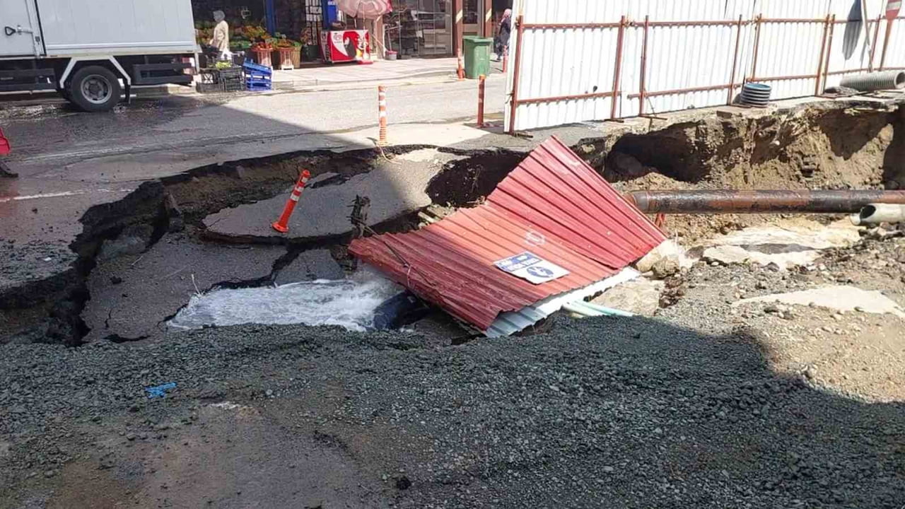 RİZE’DE DAHA ÖNCE YAVAŞ İŞLEYİŞ NEDENİYLE BİR TÜRLÜ TAMAMLANAMAYARAK ÇEVREYİ MAĞDUR ETMESİYLE...