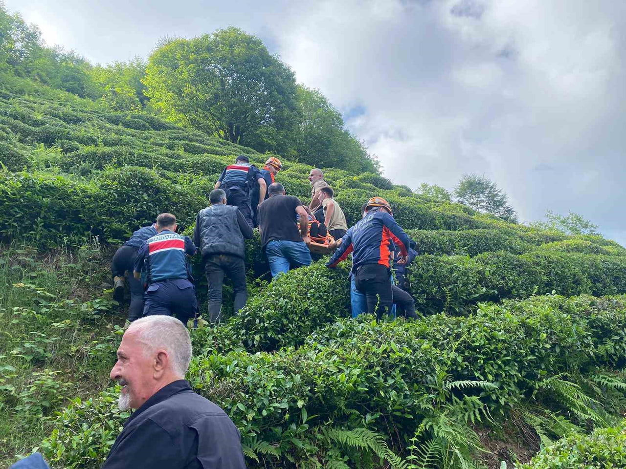 RİZE’DE İLKEL TELEFERİĞİN MOTOR KISMININ BULUNDUĞU KULÜBENİN BACAĞININ KOPMASIYLA İÇİNDEN BULUNAN...