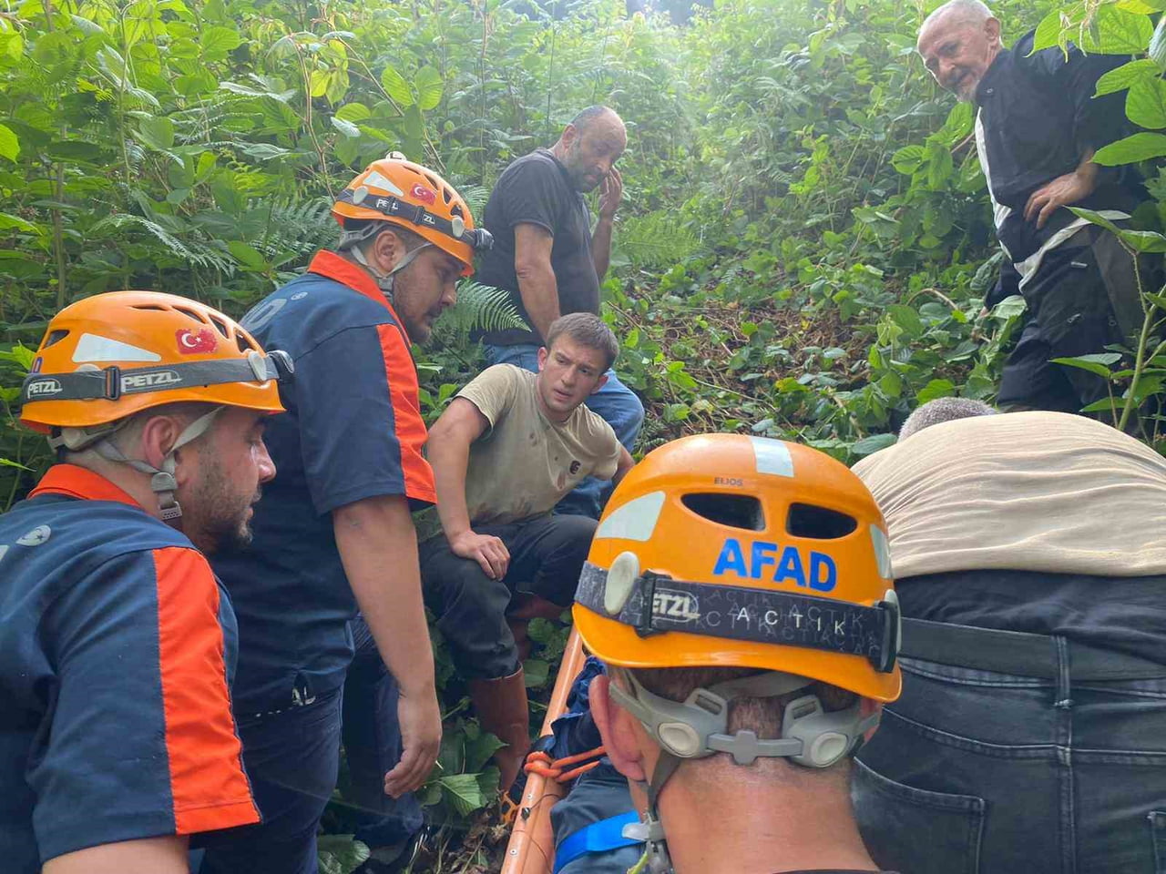 RİZE’DE İLKEL TELEFERİĞİN MOTOR KISMININ BULUNDUĞU KULÜBENİN BACAĞININ KOPMASIYLA İÇİNDEN BULUNAN...