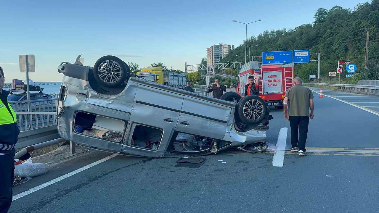 RİZE’DE KONTROLDEN ÇIKARAK BARİYERLERE ÇARPAN OTOMOBİL TAKLA ATARAK SÜRÜKLENDİ. 4 KİŞİNİN...