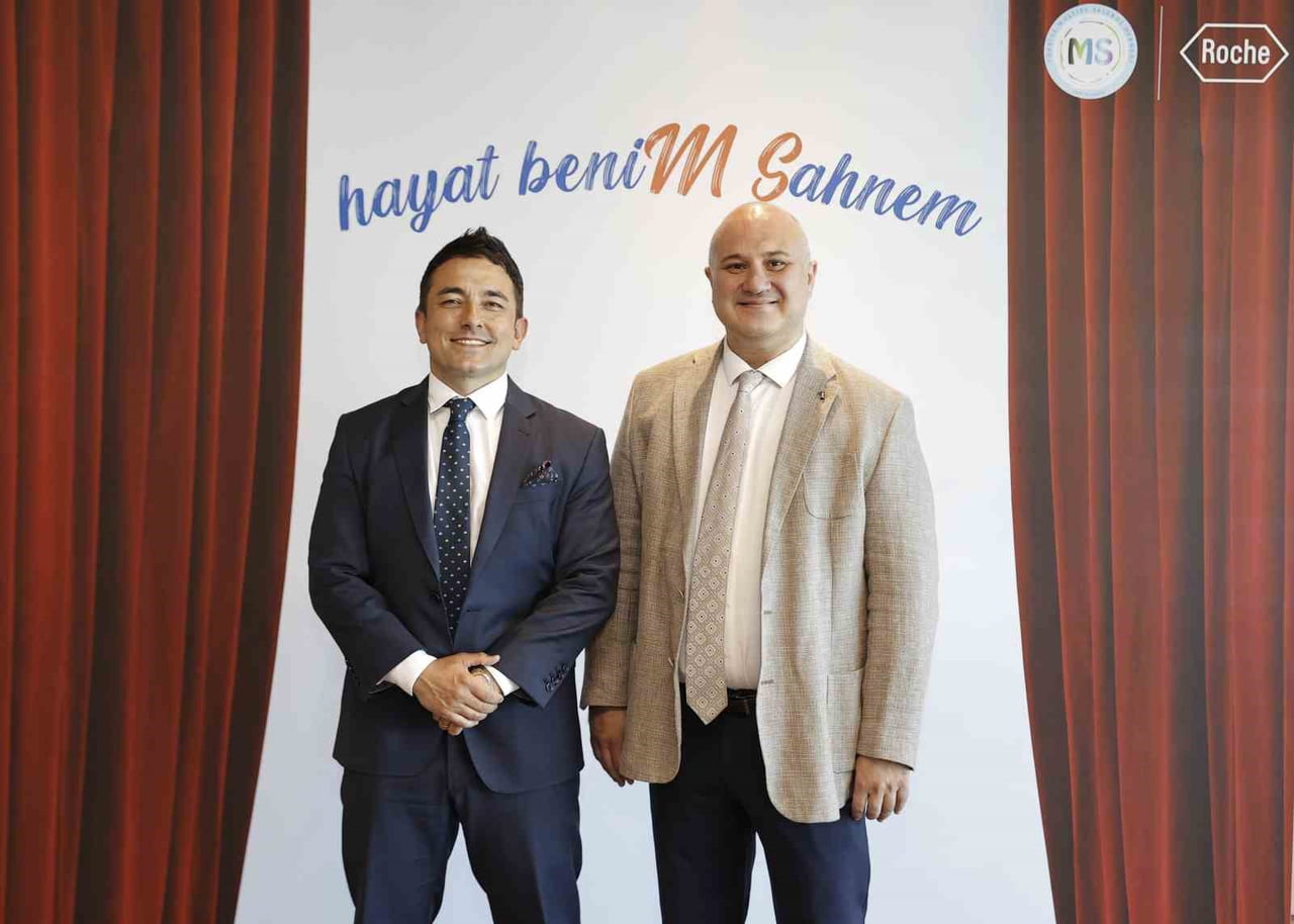 ROCHE İLAÇ TÜRKİYE GENEL MÜDÜRÜ FARİD BİDGOLİ (SOLDA) VE  MS DERNEĞİ BAŞKANI DOÇ. DR. MELİH...