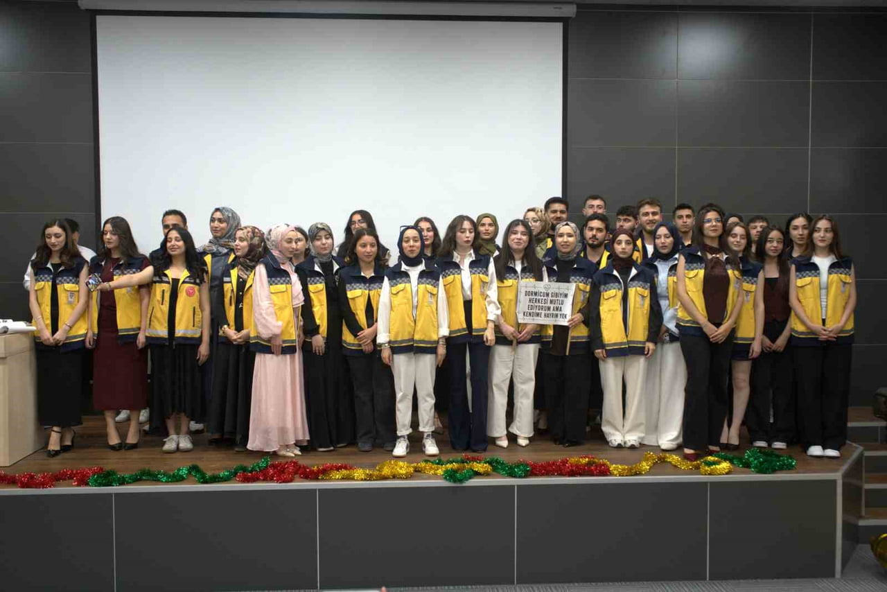 RTEÜ’DE EĞİTİM GÖREREK PARAMEDİK OLMAYA HAK KAZANAN İLK VE ACİL YARDIM PROGRAMI ÖĞRENCİLERİ YELEK...