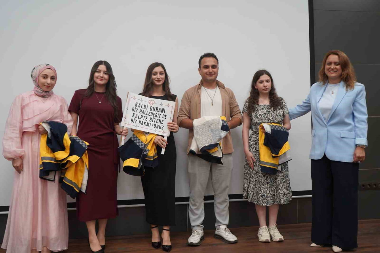 RTEÜ’DE EĞİTİM GÖREREK PARAMEDİK OLMAYA HAK KAZANAN İLK VE ACİL YARDIM PROGRAMI ÖĞRENCİLERİ YELEK...