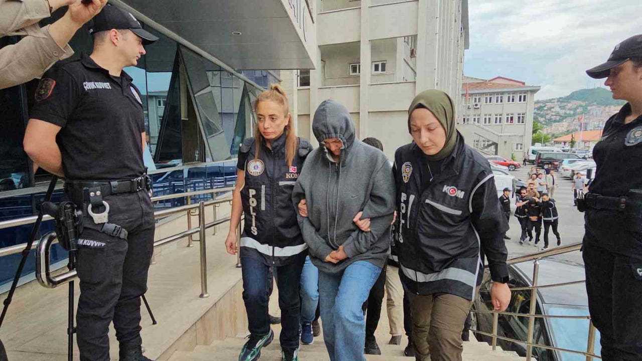 RÜŞVET VEREN ŞÜPHELİLER ADLİYEYE SEVK EDİLDİ
