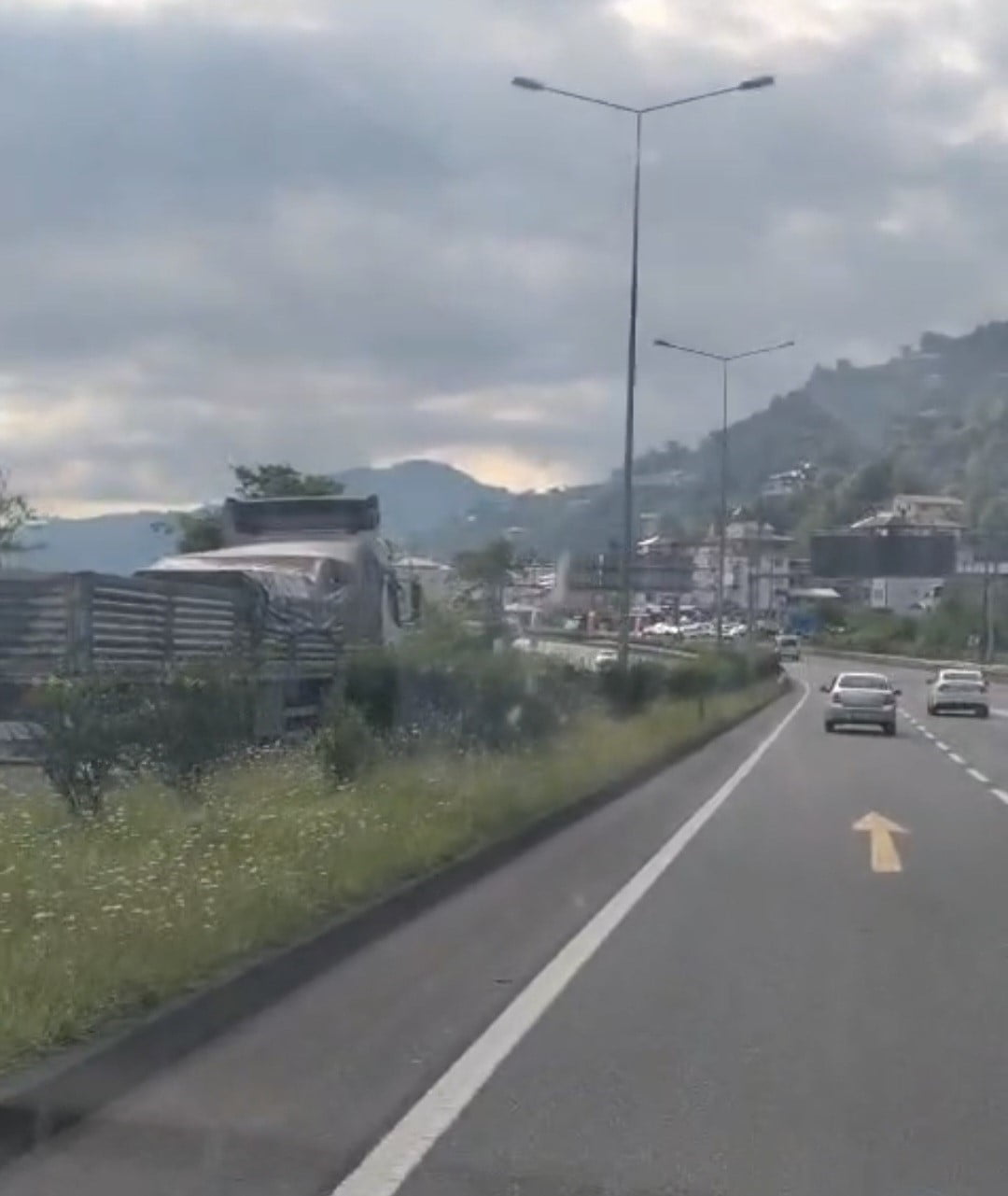 SABAH SAATLERİNDE TRABZON ARAKLI VE SÜRMENE İLÇELERİ ARASINDAKİ KARAYOLUNDA YÜREKLERİ AĞZA GETİREN...