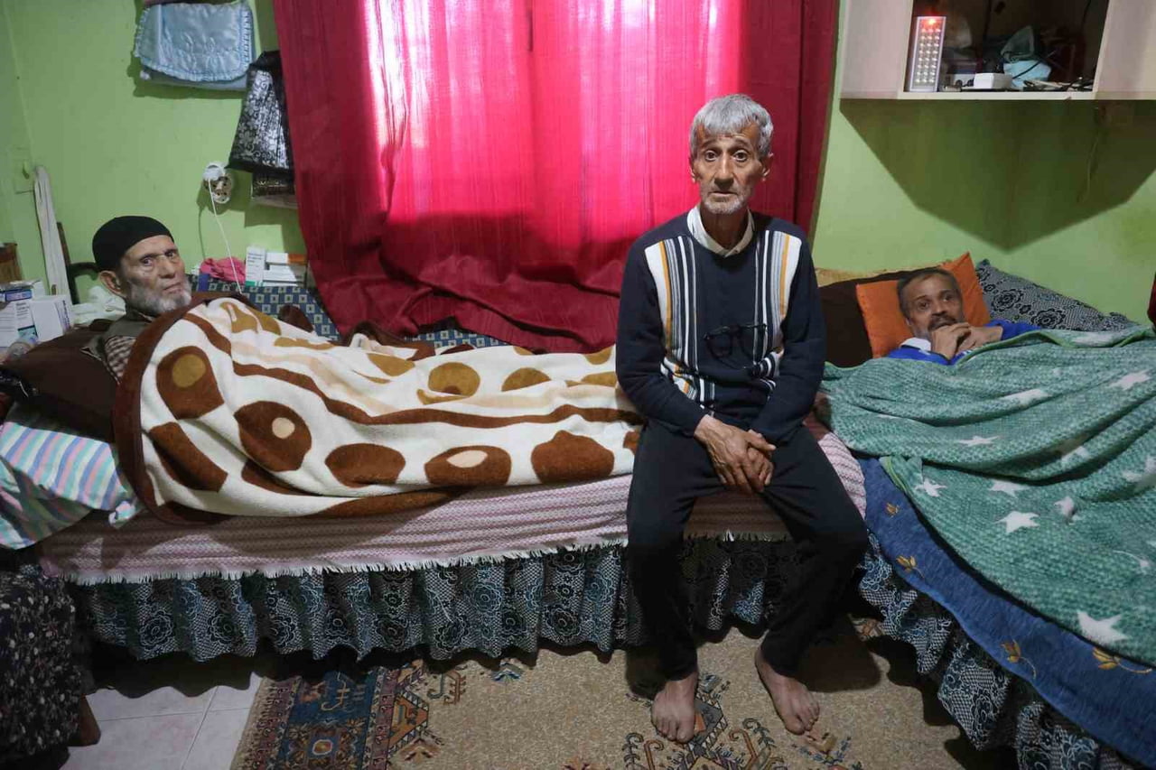 SABAHADDİN ÖZALAN, YAŞLI ANNE VE BABASI İLE YÜZDE 95 ZİHİNSEL ENGELLİ KARDEŞİNİN TÜM BAKIMINI...