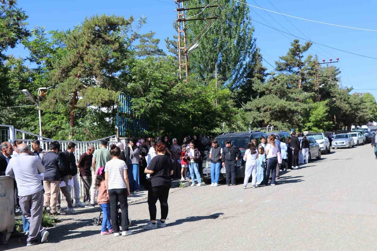 SABAHIN ERKEN SAATLERİNDEN İTİBAREN SINAV MERKEZLERİNE GELEN ÖĞRENCİLER VE AİLELERİ BÜYÜK HEYECAN...