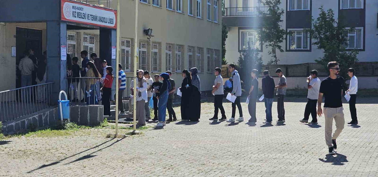 SABAHIN ERKEN SAATLERİNDEN İTİBAREN SINAV MERKEZLERİNE GELEN ÖĞRENCİLER VE VELİLER HEYECAN DOLU...