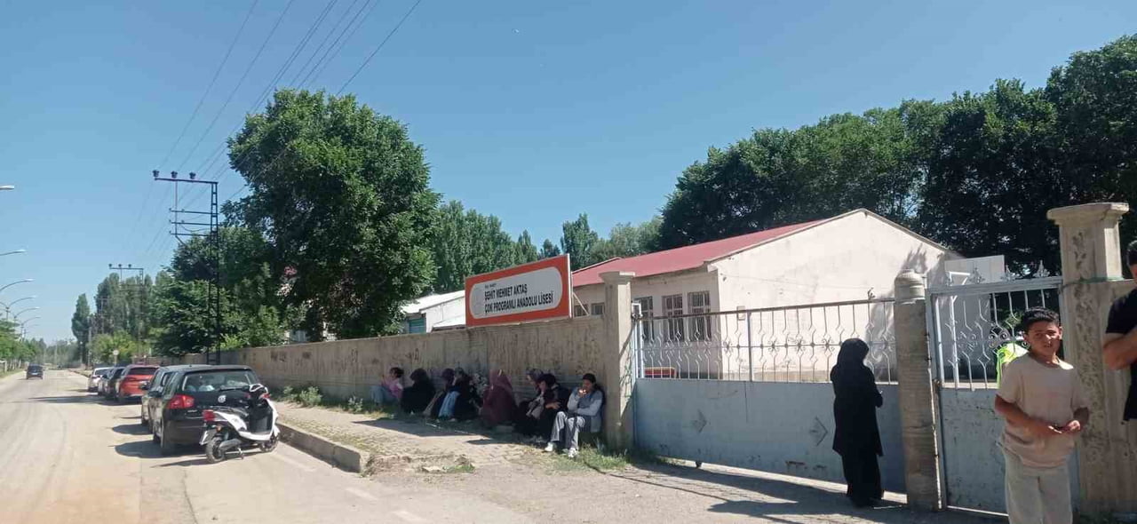 SABAHIN ERKEN SAATLERİNDEN İTİBAREN SINAV MERKEZLERİNE GELEN ÖĞRENCİLER VE VELİLER HEYECAN DOLU...