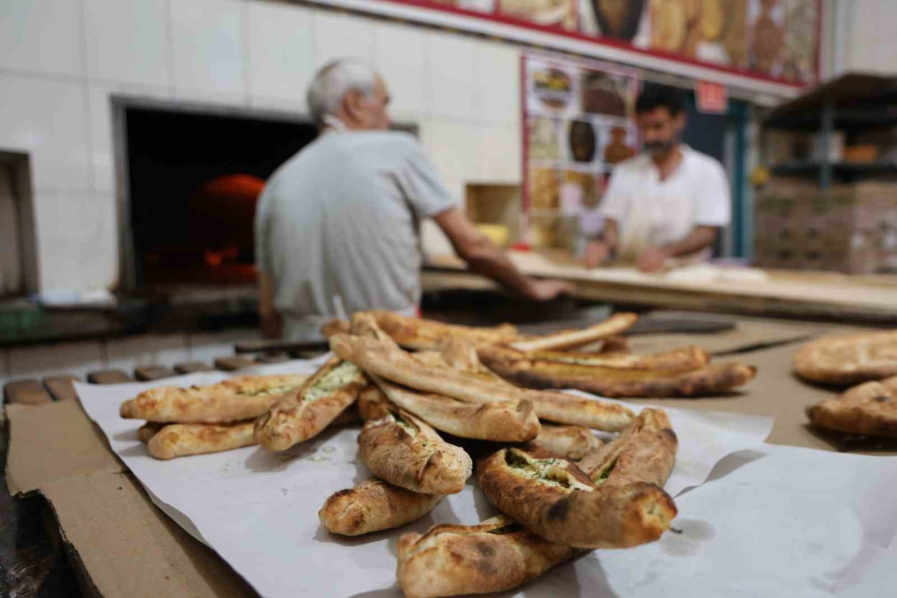 SABAHIN İLK IŞIKLARIYLA BİRLİKTE 100 DERECELİK FIRINLARDA EKMEK VE YEMEK PİŞİRİMİ YAPAN FIRIN...