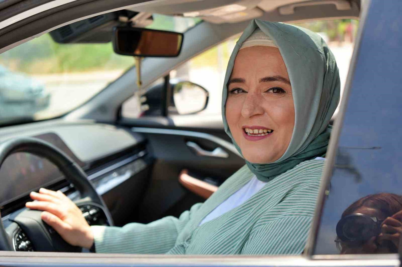 SAĞLIĞINA KAVUŞTUĞUNU ÖĞRENEN KARAMAN, ŞEHİRDE ÇOK FAZLA KİŞİYİ TANIMADIĞI İÇİN ARACININ ARKASINA...