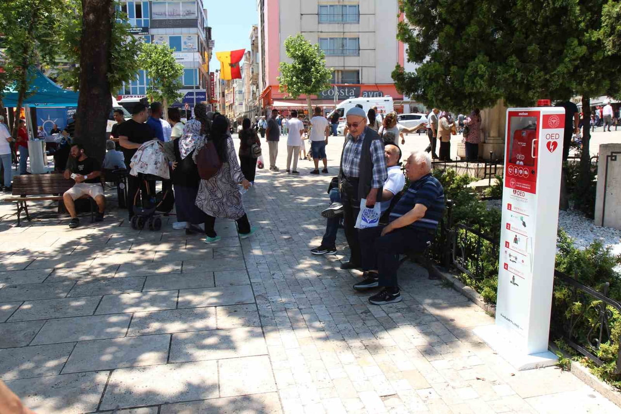 SAĞLIK BAKANLIĞI VE ASELSAN İŞBİRLİĞİYLE ANİ KALP DURMALARINA HIZLI MÜDAHALE EDİLEBİLMESİ...