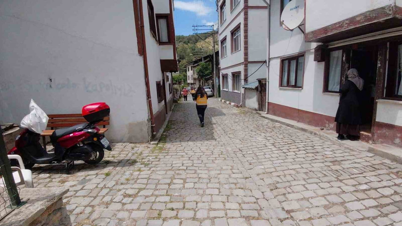 SAĞLIK EKİPLERİ HASTAYA YÜRÜYEREK ULAŞTI