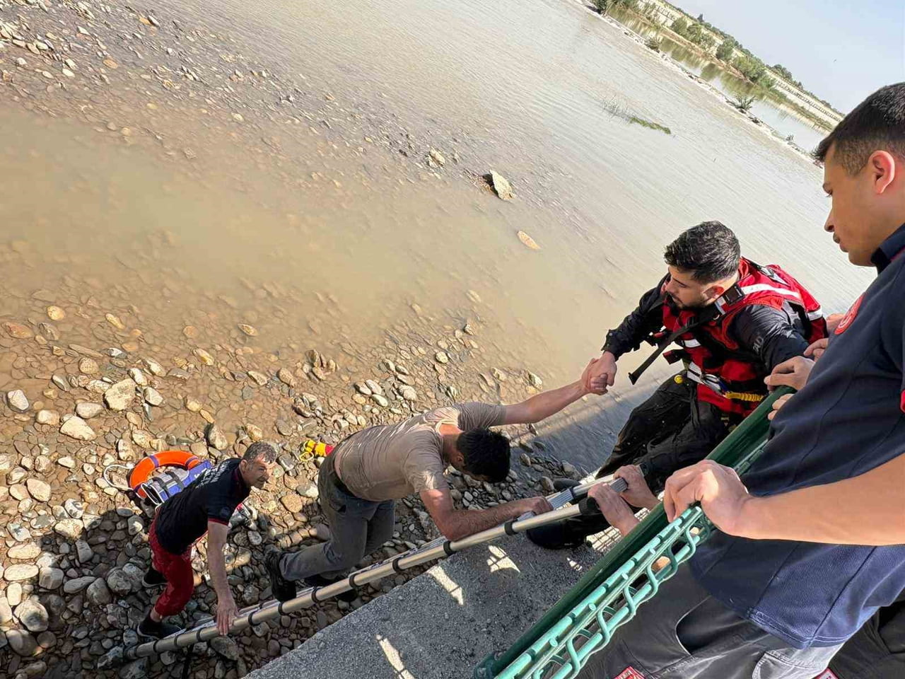 SAĞLIK EKİPLERİNE TESLİM EDİLEN ŞAHSIN YAPILAN İLK KONTROLLERİNDE SAĞLIK DURUMUNUN İYİ OLDUĞU...