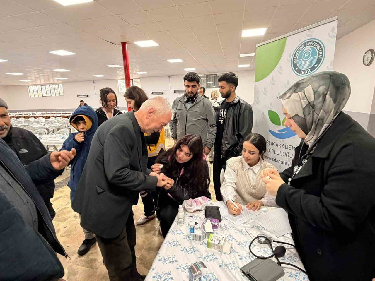 SAĞLIK ÖĞRENCİLERDEN KIRSALDA VATANDAŞLARA İLK YARDIM ETKİNLİĞİ