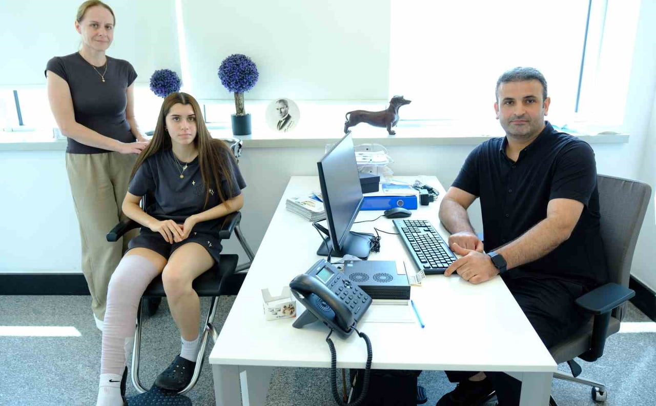 SAĞLIK TURİZMİ KAPSAMINDA İNGİLTERE’DEN MERSİN’E GELEN 15 YAŞINDAKİ FUTBOLCU, MERSİN ŞEHİR EĞİTİM...
