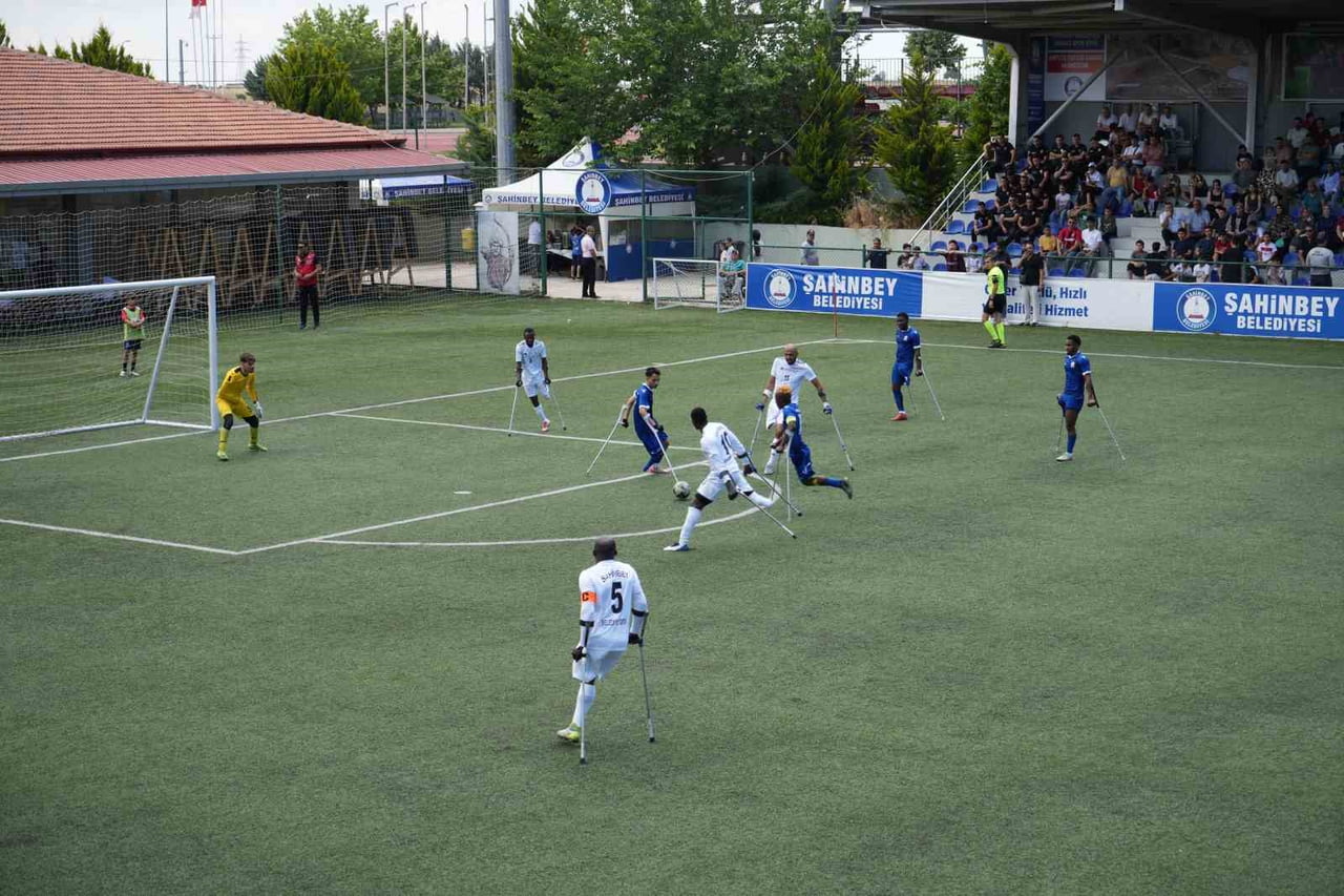 ŞAHİNBEY AMPUTE FUTBOL TAKIMI ŞAMPİYONLUK KUPASINI KALDIRDI