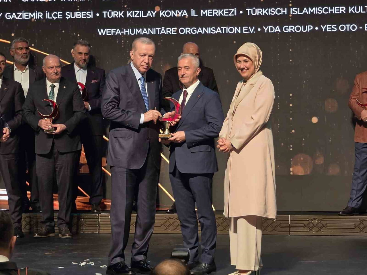 ŞAHİNBEY BELEDİYE BAŞKANI MEHMET TAHMAZOĞLU, TÜRK KIZILAY’I TARAFINDAN DÜZENLENEN KIZILAY ÖDÜLLERİ...