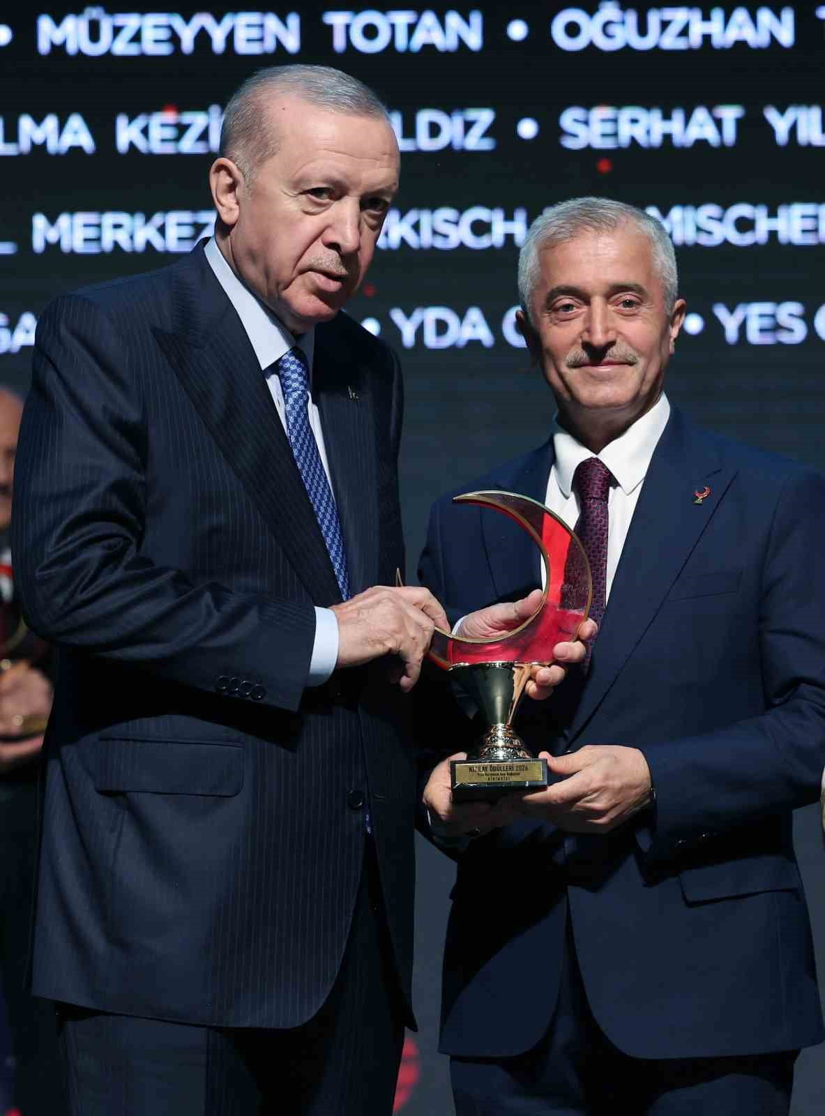 ŞAHİNBEY BELEDİYE BAŞKANI MEHMET TAHMAZOĞLU, TÜRK KIZILAY’I TARAFINDAN DÜZENLENEN KIZILAY ÖDÜLLERİ...