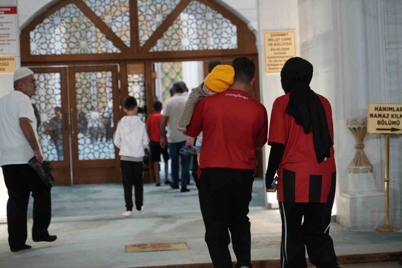 ŞAHİNBEY BELEDİYESİ TARAFINDAN DÜZENLENEN PROGRAMDA VATANDAŞLAR SABAH NAMAZINDA BİR ARAYA GELEREK...