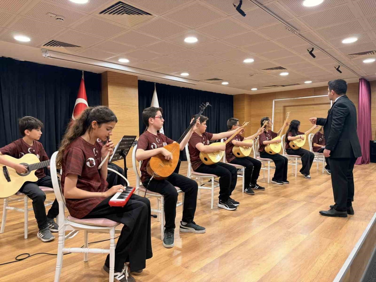 SAHNE ALAN GİTAR VE BAĞLAMA KURSU ÖĞRENCİLERİNİN MÜZİK DİNLETİSİ KATILIMCILARDAN TAM NOT...
