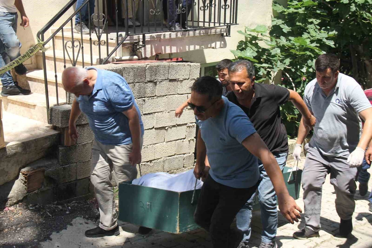 ŞAHSIN CENAZESİ,  ÖLÜM NEDENİNİN BELİRLENMESİ AMACIYLA ANTALYA ADLİ TIP KURUMU MORGUNA...