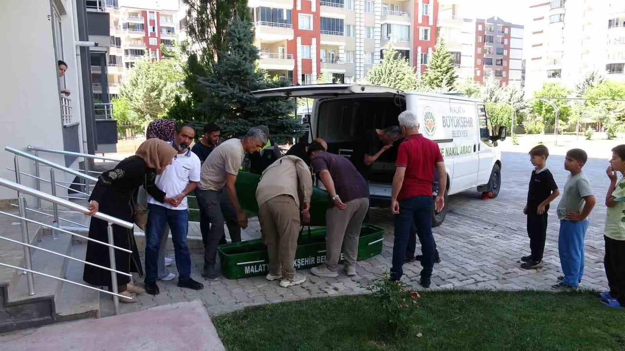 ŞAHSIN CENAZESİNİN ARACA ALINMASI