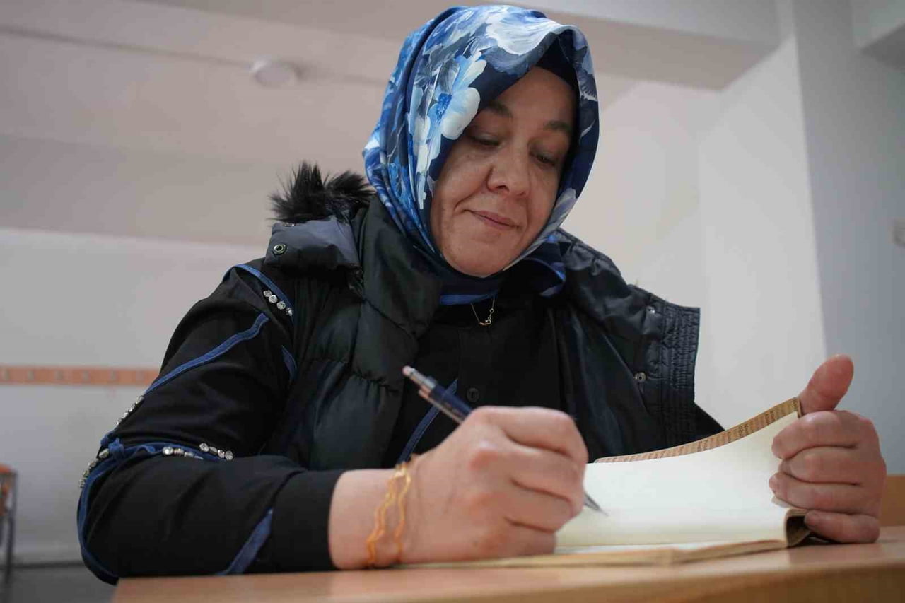 SAKARYA'DA İKİ ÇOCUK ANNESİ 45 YAŞINDAKİ KADIN, GENÇLİK HAYALİNİ GERÇEKLEŞTİRMEK İÇİN ÜNİVERSİTE...